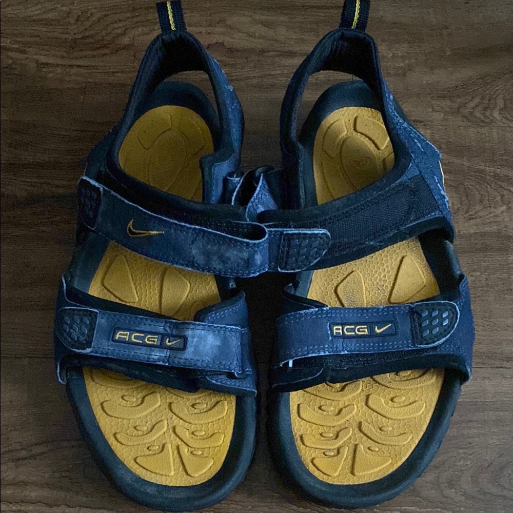 Nike ACG Mens' size 9M Navy and Yellow Outdoor Sandals